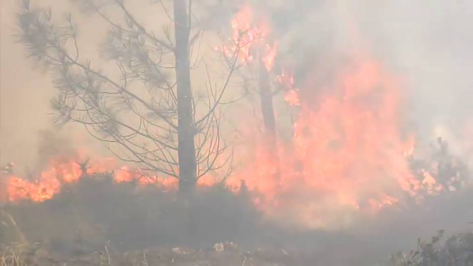 Continúa activo el incendio en la localidad coruñesa de Ribeira