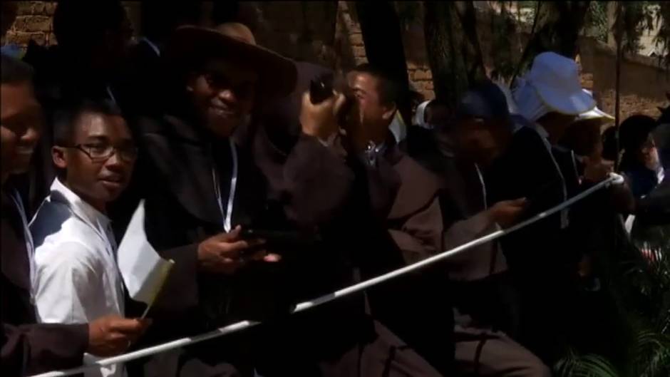 El papa Francisco visita a un grupo de monjas de clausura en Madagascar