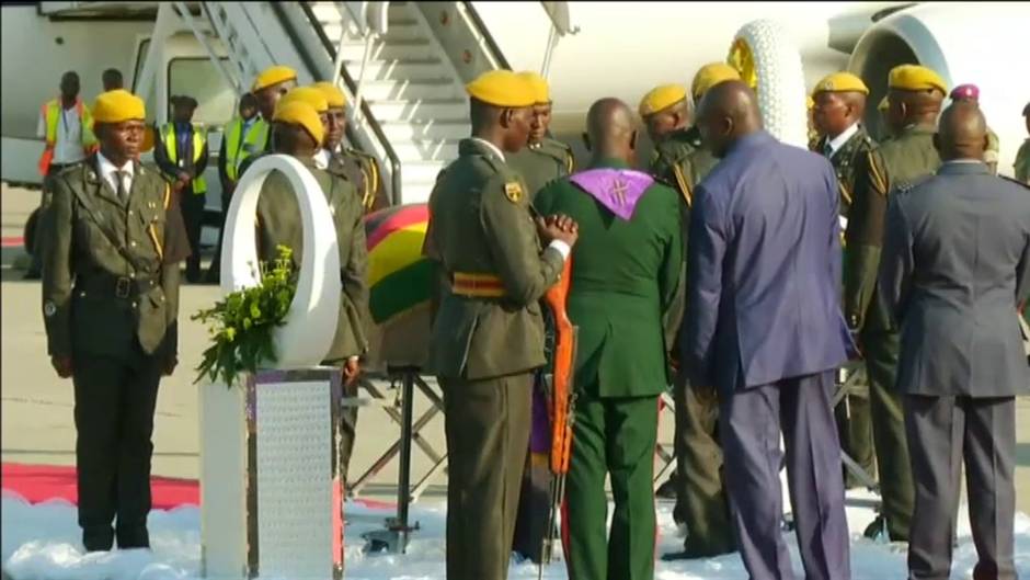 El féretro de Robert Mugabe llega a Zimbaue