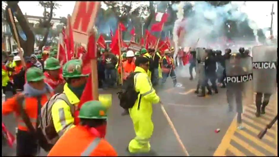 Policía Nacional de Perú reprime violentamente la huelga del sector minero