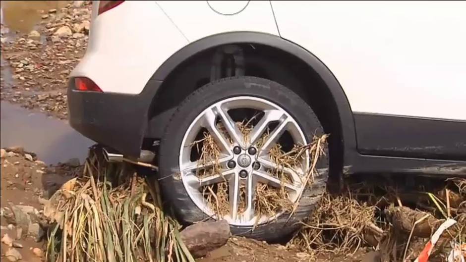 Coches amontonados en el barro en San José (Almería) a causa de las inundaciones