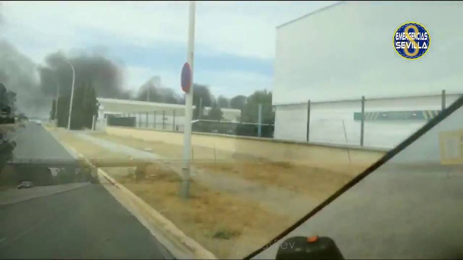 Incendio en una nave de reciclaje en el polígono La Isla de Dos Hermanas