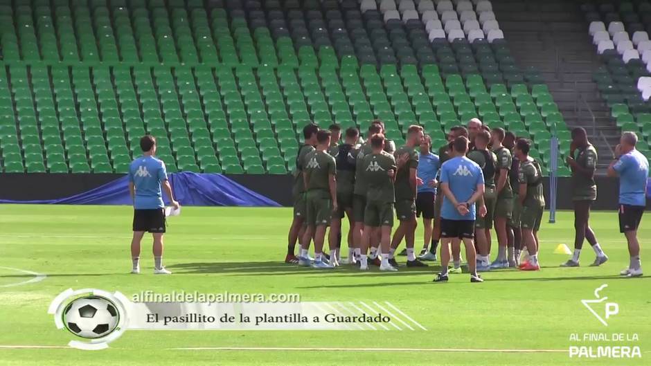 El pasillito de la plantilla del Betis a Andrés Guardado antes del entrenamiento debido a su reciente paternidad