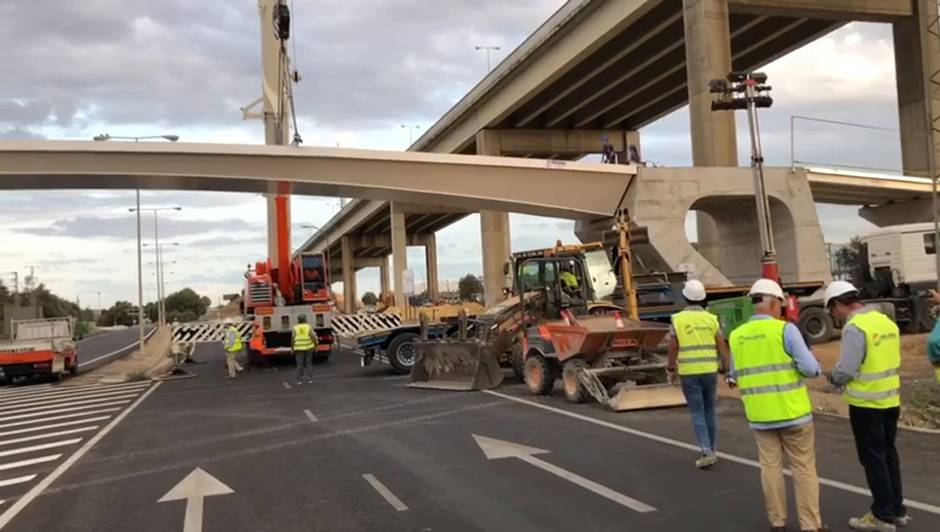 Montada la pasarela que une los Bermejales con el centro Lagoh