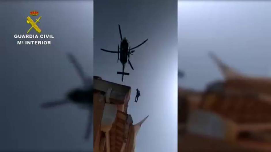 Patrullas de voluntarios reparten comida en kayak a los vecinos atrapados en Dolores (Alicante)