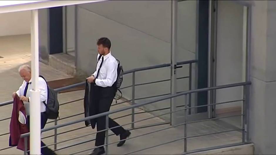 Los jugadores del Barcelona salen hacia Dortmund