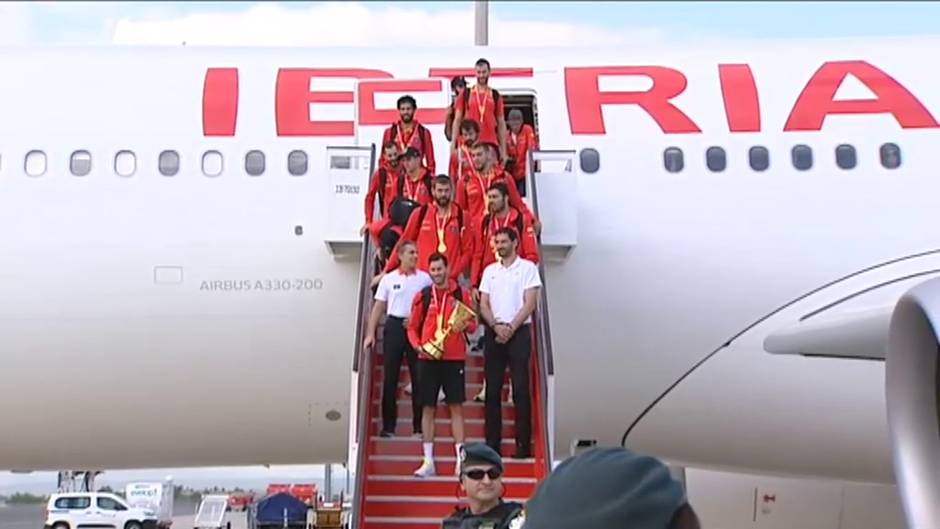 La selección española ya ha aterrizado en Madrid con el título mundial