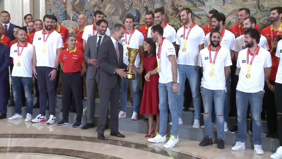 Los Reyes posan junto a la selección española de baloncesto