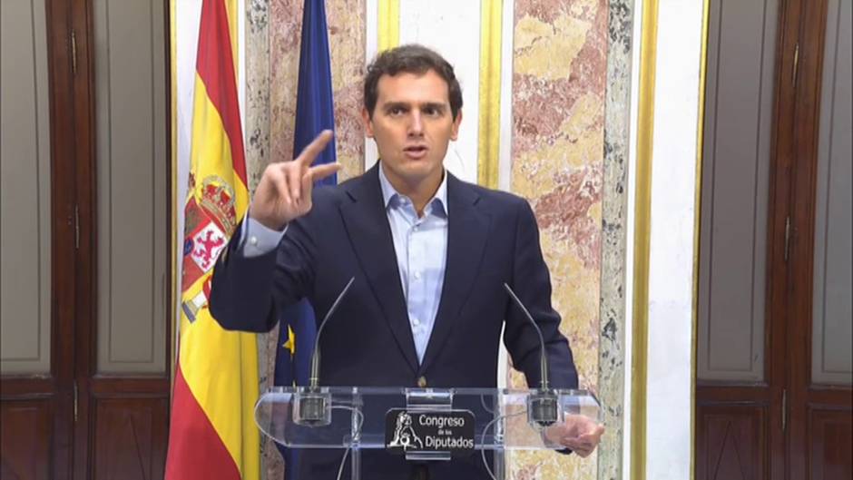 Polémica por la publicación de una foto de Rivera e Iglesias en la cafetería del Congreso