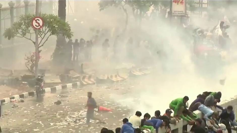 Gas lacrimógeno y cañones de agua para dispersar una manifestación en Indonesia