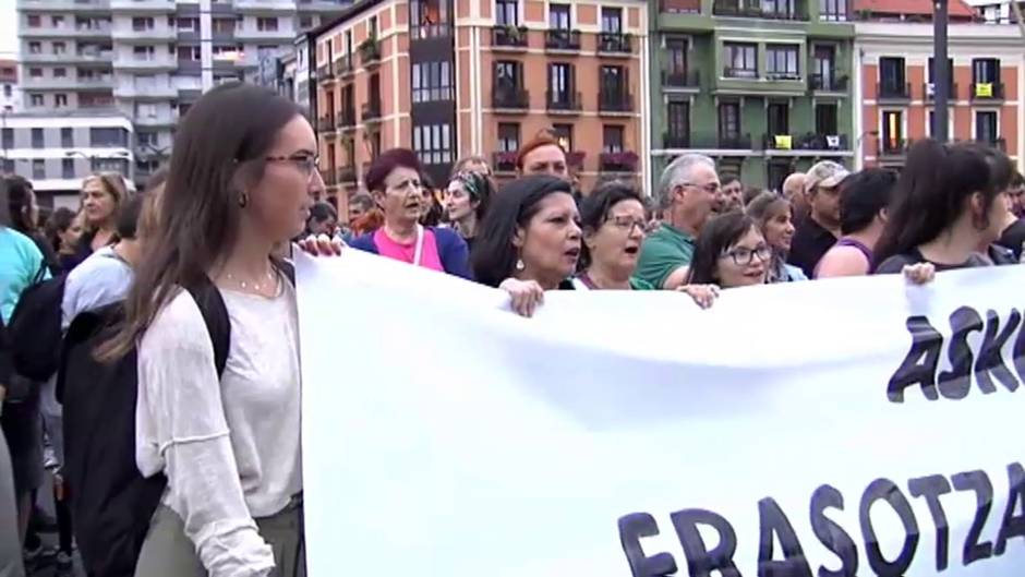 Los vecinos de Bilbao expresan su rechazo ante la agresión sexual en grupo a una mujer de 25 años