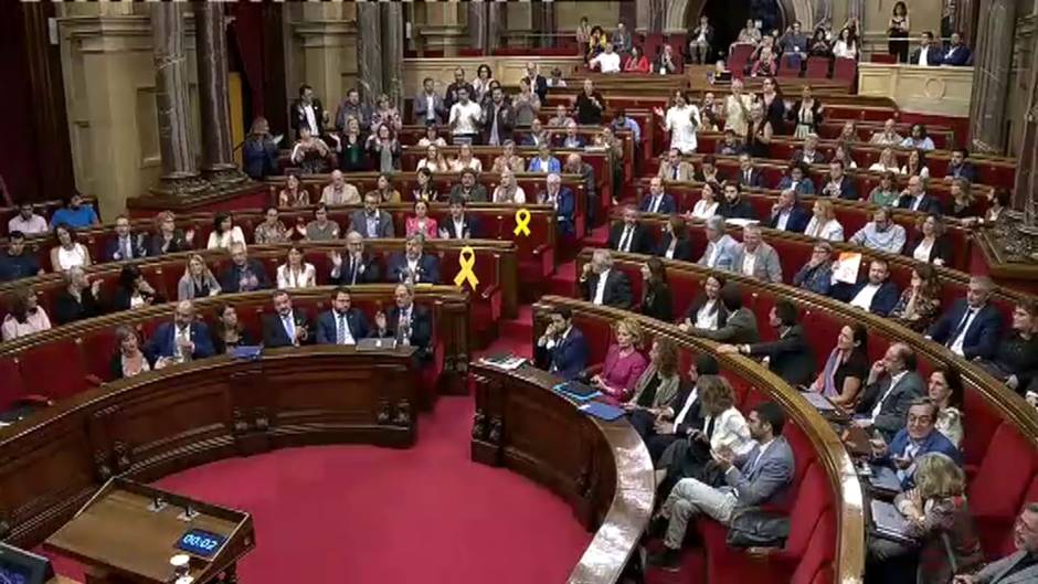 Gritos de 'Libertad' en el Parlament para los CDR encarcelados por el juez de la Audiencia Nacional