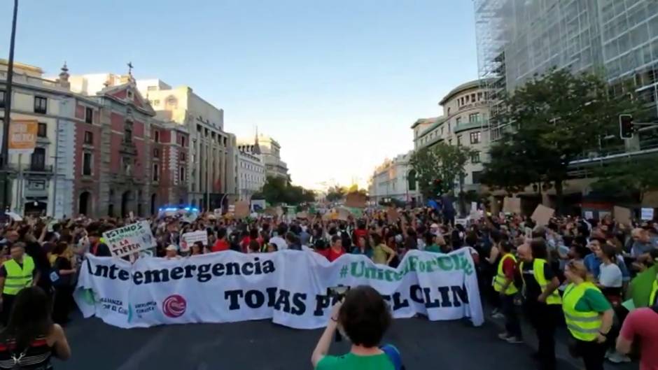 Una 'ola' durante la manifestación en Madrid por el clima