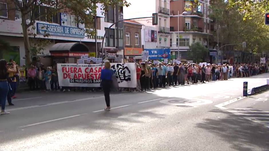 Cientos de personas protestan en Madrid contra la proliferación de las casas de apuestas