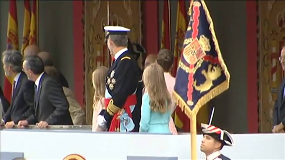 Un paracaidista se queda enganchado a una farola en el desfile del Día de la Hispanidad