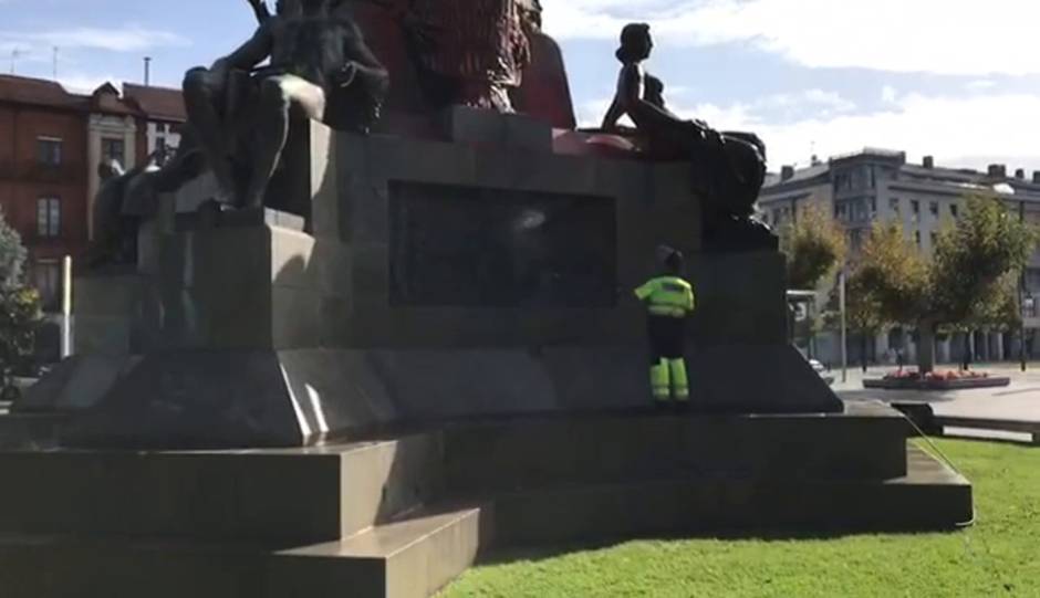 El monumento a Colón en Valladolid amanece con pintadas contra la fiesta nacional