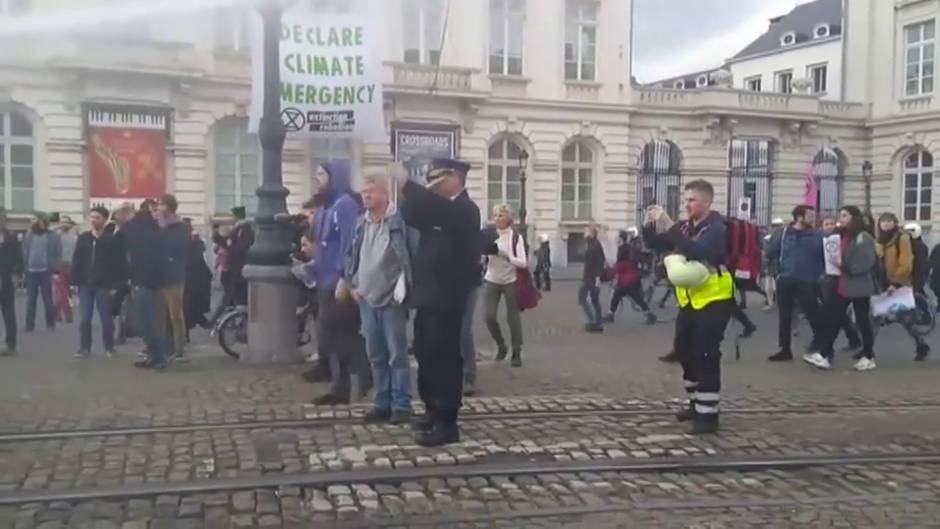 Detienen a 300 activistas de 'Extinction Rebellion' durante una protesta en Bruselas