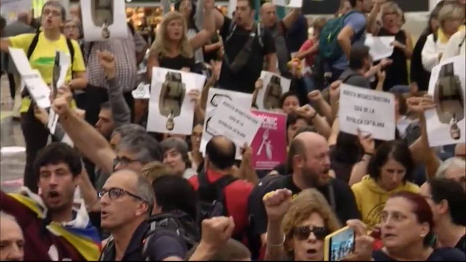 Sentada en la estación de Sants contra la sentencia del procés