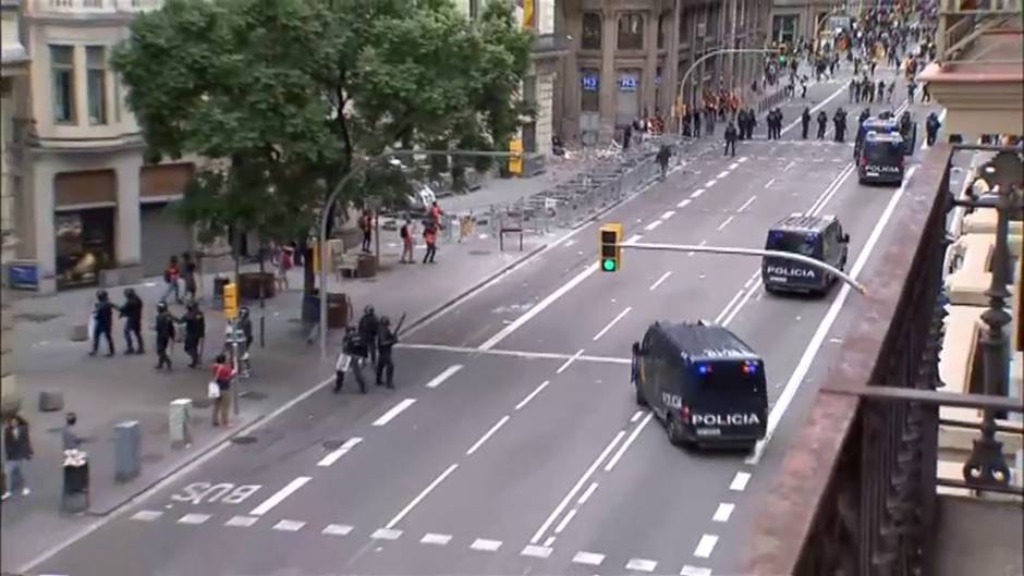 Escenas de tensión en la sede la Jefatura de Policía de Barcelona en Via Laietana