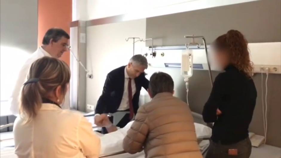 Marlaka visita en Barcelona a uno de los policías heridos en los altercados violentos