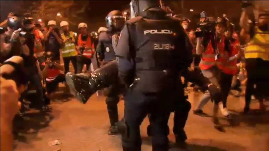 Dos policías en estado grave tras los disturbios de la noche del viernes en Cataluña