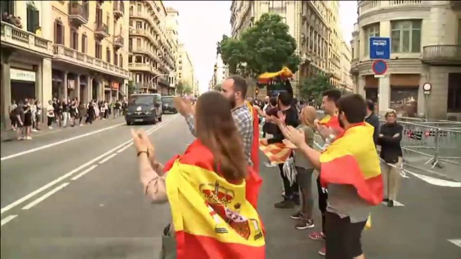 Decenas de ciudadanos se acercan a la jefatura de la policía en Barcelona para aplaudir el trabajo de los agentes