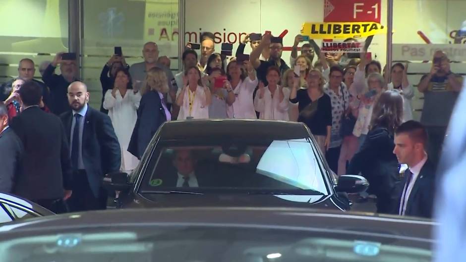 Personal del Hospital Sant Pau abuchea a Sánchez durante su visita a los policías heridos