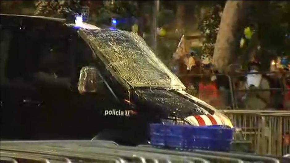 Los CDR lanzan pintura a un furgón de los Mossos d'Esquadra