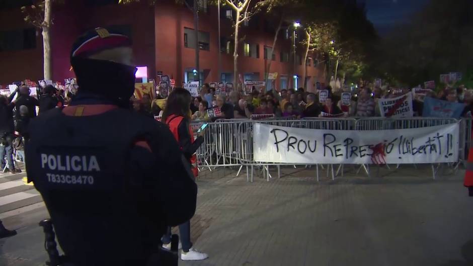 300 independentistas se concentran en contra de la visita de Sánchez