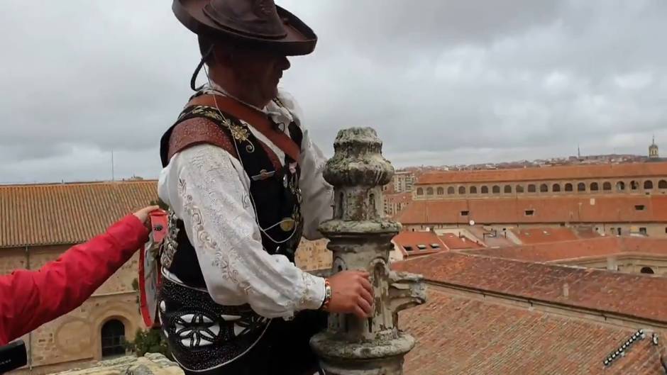 El Mariquelo sube a la torre de la Catedral de Salamanca