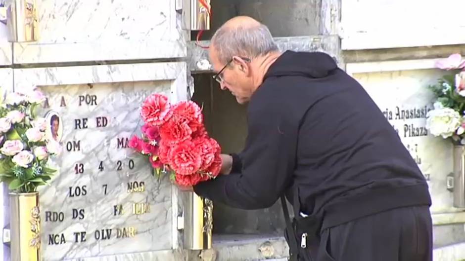 Roban centenares de jarrones de cobre y bronce de las tumbas y nichos del cementerio de Galdácano, en Vizcaya