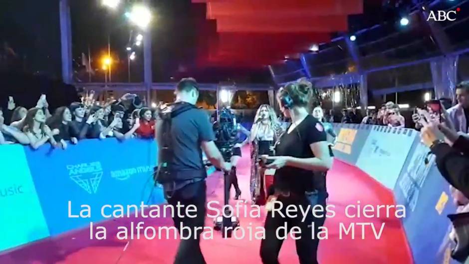 La cantante Sofía Reyes cierra la alfombra roja con un espectáculo en directo