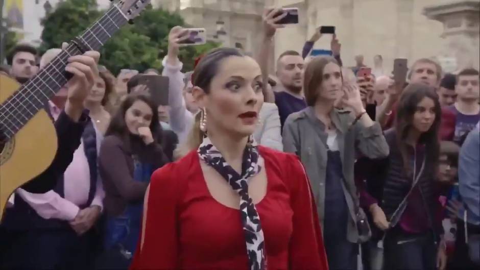 Becky G bailando Chicken Noodle Soup frente a un grupo de flamenco junto a la Catedral de Sevilla