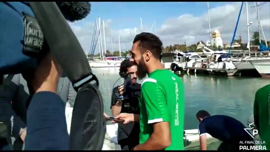 Borja Iglesias subió a la embarcación del Betis para la regata