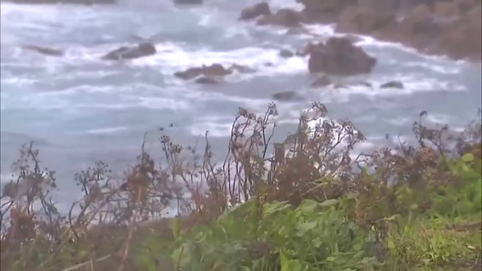 Grandes olas, viento y frío salpican la península