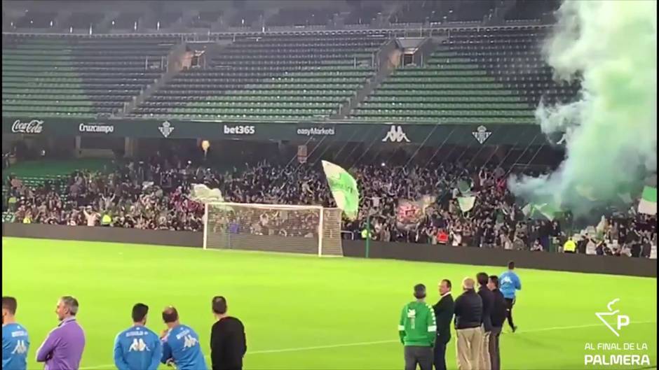 Los aficionados del Betis apoyan a su equipo en la previa del derbi en el Villamarín