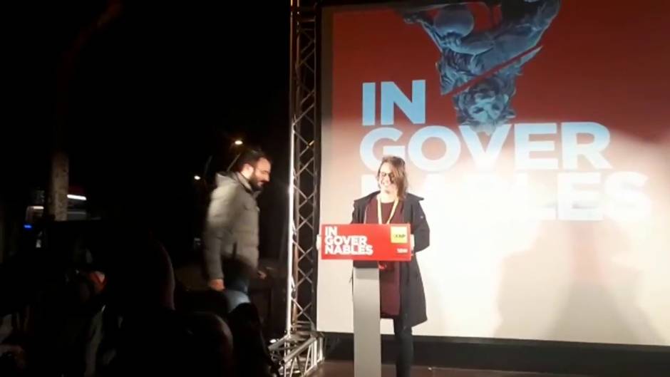 Mireia Vehí y Albert Botran (CUP) celebran su entrada en el Congreso