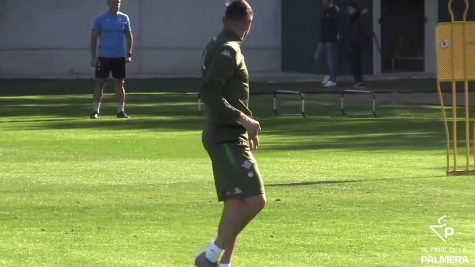 Entrenamiento del Betis con la ausencia de los internacionales