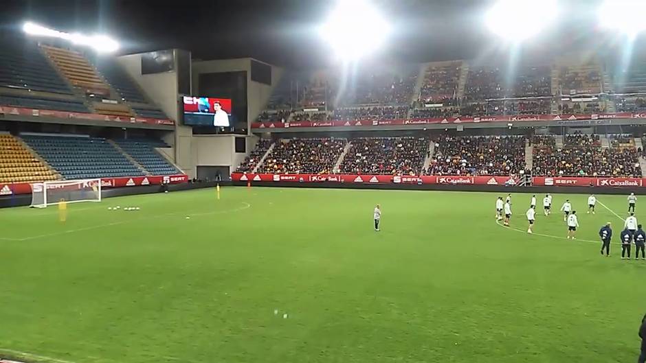 Afición gaditana sigue el entrenamiento de la selección española de fútbol en Carranza