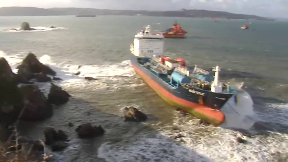 Un buque quimiquero permanece encallado en la ría de Ares