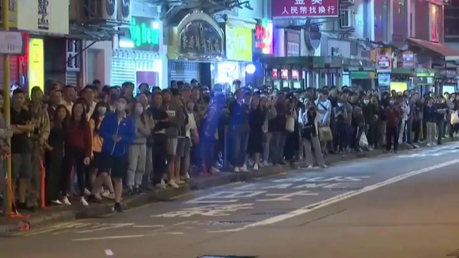 La policía toma las calles de Hong Kong en plenas protestas pacíficas