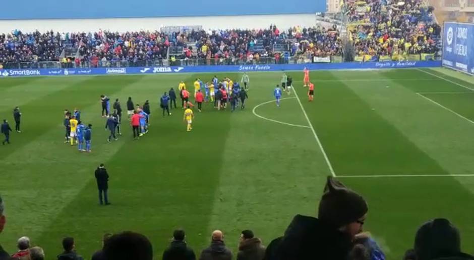 La afición cadista anima al equipo tras la derrota en Fuenlabrada