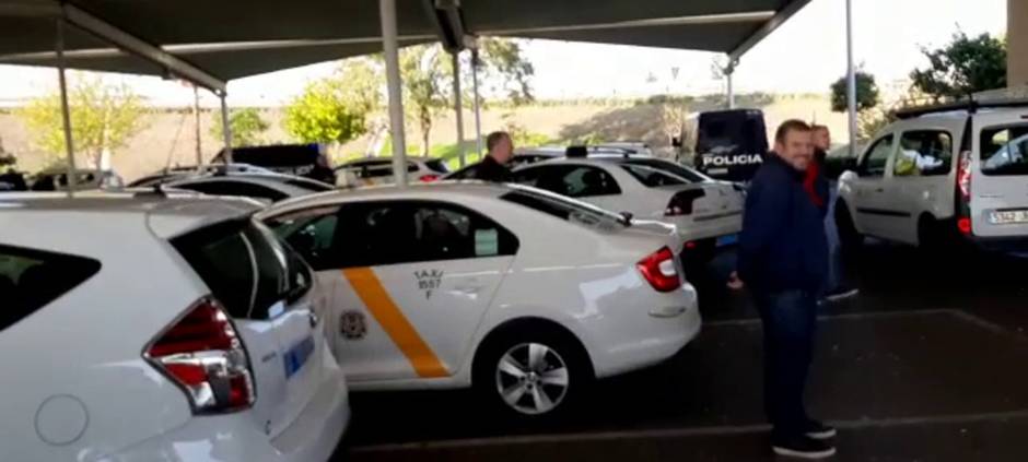 Taxistas increpan a la Policía en el aeropuerto de Sevilla