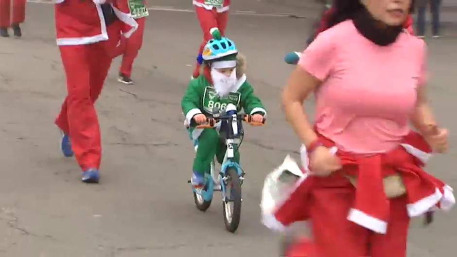 Miles de Papás Noel en la carrera más divertida de la Navidad