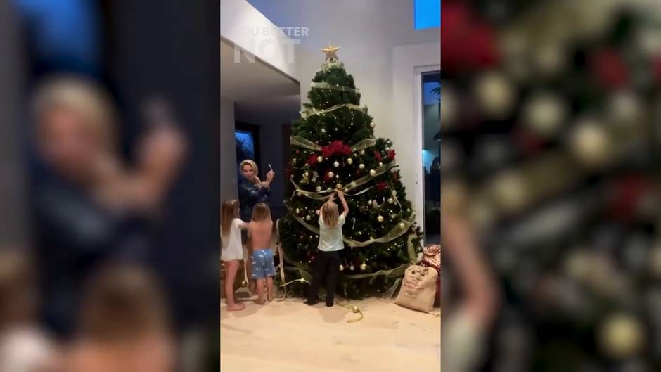 Elsa Pataky decora el árbol de Navidad con sus hijos