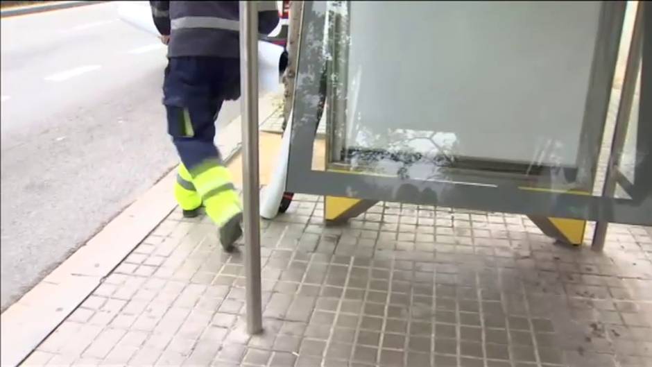 Tsunami Democràtic colocan carteles de movilización en marquesinas del Ayuntamiento de Barcelona sin permiso