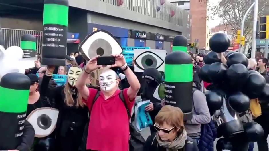 Activistas de Tsunami protestan ante el Camp Nou