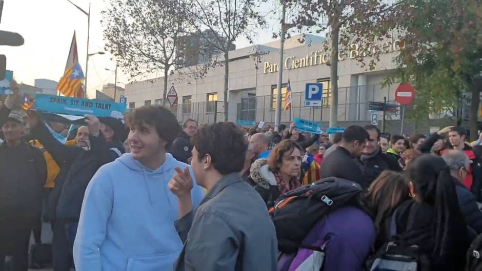 Primeros concentrados por Tsunami Democràtic ante el Camp Nou