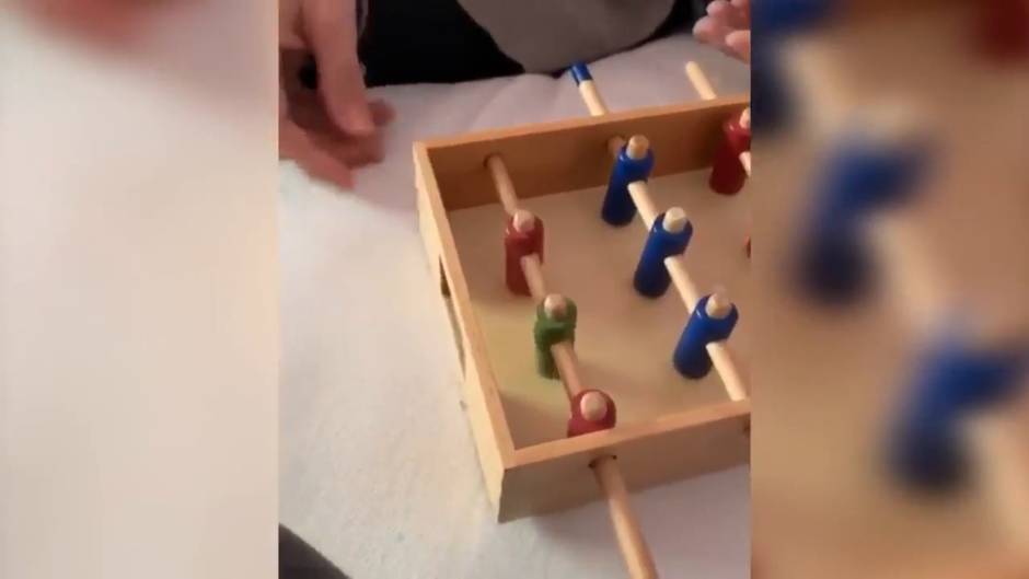 Shakira tira un guiño al Barça jugando al futbolín