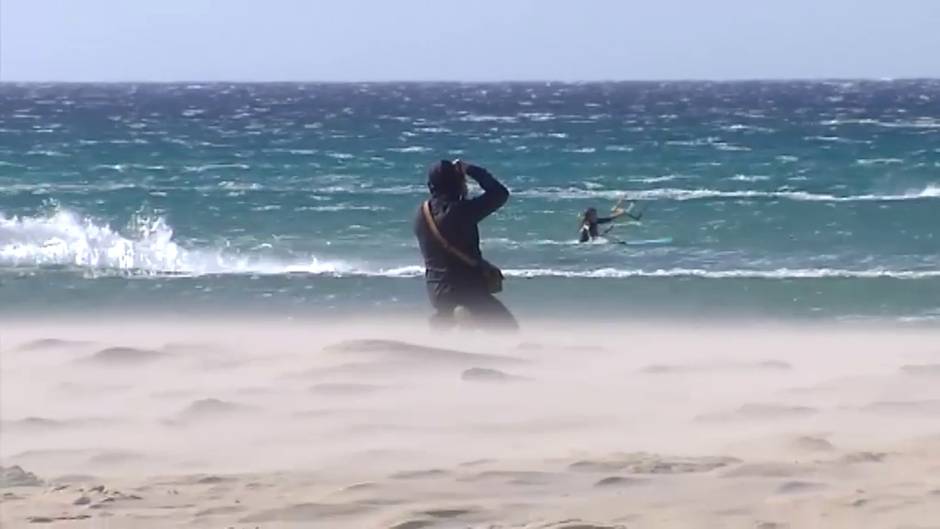 La AEMET activa la alerta naranja por viento en el Estrecho